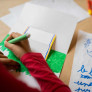 Enfant qui colorie son carnet