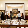 Public dans le Salon des laques