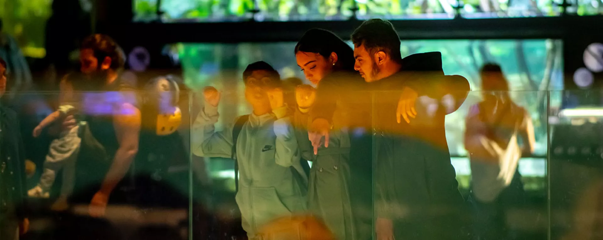Visiteurs dans l'Aquarium