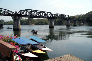 Fleuve ici la riviere Kwai et son celebre pont