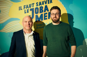 Brian Zimmerman et Charles-Edouard Fusari devant l'affiche de l'exposition Il faut sauver le Joba Mena : Enquête à Madagascra