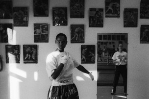 Photographie d'une salle de boxe avec deux femmes
