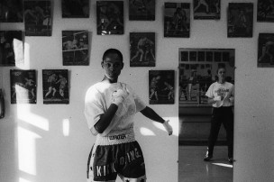 Photographie d'une salle de boxe avec deux femmes