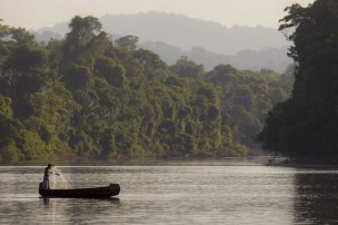Photo d'un pêcheur sur un fleuve en Guyane 
