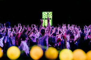 Foule qui danse dans le Forum