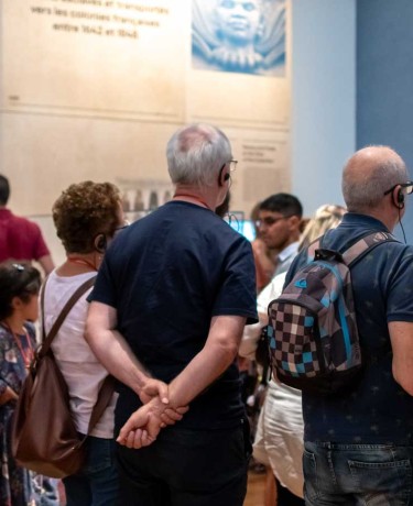 Visiteurs dans le Musée