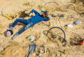 bac à sable rempli d'objets en tout genre