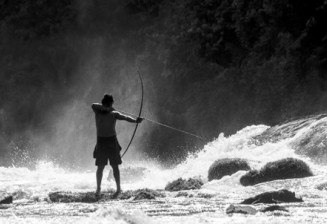 Homme wayana en train de pêcher 