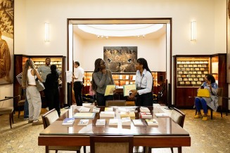 Public dans le Salon des laques