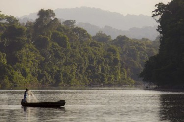 Photo d'un pêcheur sur un fleuve en Guyane 
